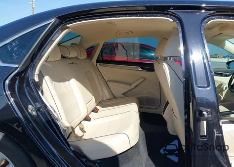 2017 Volkswagen Passat 1.8T Se z USA, uszkodzony, nr VIN 1VWBT7A36HC053603